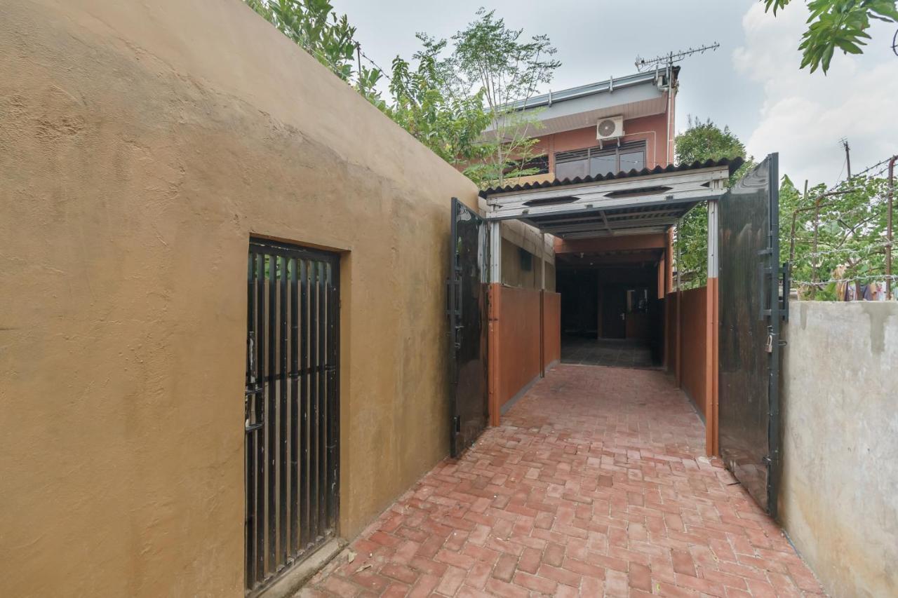 Reddoorz Syariah Near Siloam Hospitals Bulak Kapal Hotel Bekasi Kültér fotó